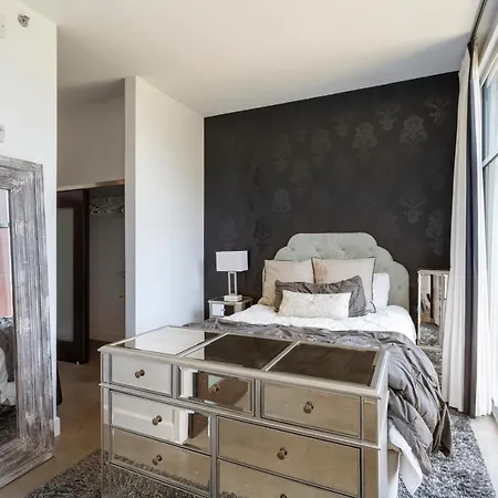 Soak Up The Opulent Feel Of A Lavish Monochrome Abode Holiday home Nashville