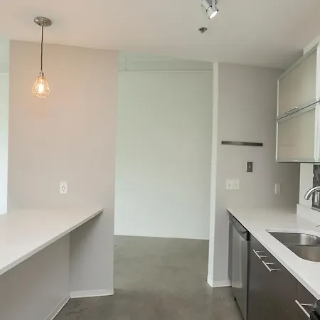Holiday home Unfurnished Amazing Layout W Balcony & Storage 30 Day Minimum *