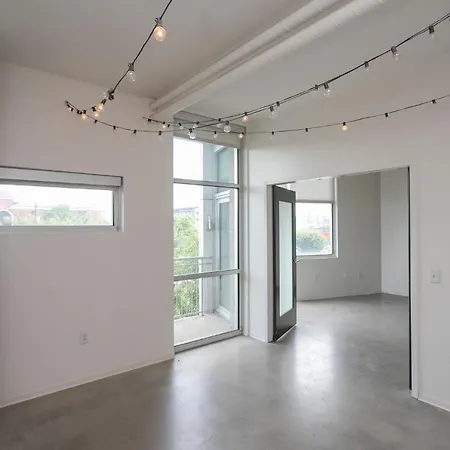 Holiday home Unfurnished Amazing Layout W Balcony & Storage 30 Day Minimum Nashville