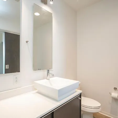 Unfurnished Amazing Layout W Balcony & Storage 30 Day Minimum Holiday home Nashville