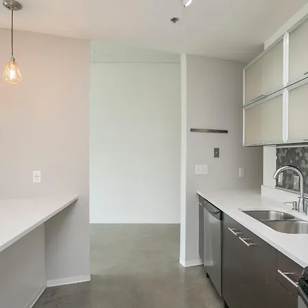 Holiday home Unfurnished Amazing Layout W Balcony & Storage 30 Day Minimum