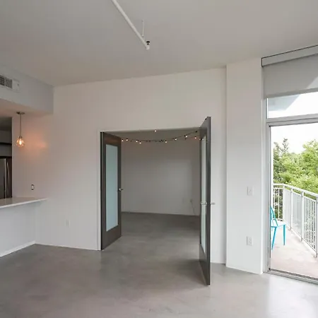Holiday home Unfurnished Amazing Layout W Balcony & Storage 30 Day Minimum *