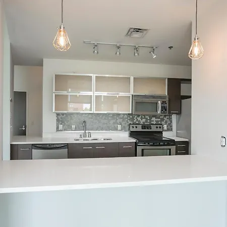 Unfurnished Amazing Layout W Balcony & Storage 30 Day Minimum Holiday home *