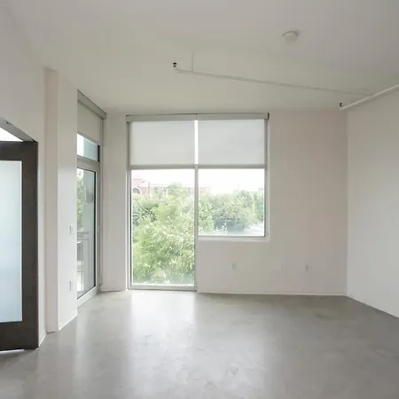 Holiday home Unfurnished Amazing Layout W Balcony & Storage 30 Day Minimum