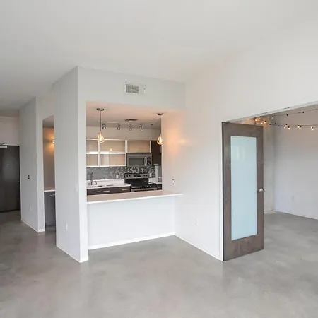 Holiday home Unfurnished Amazing Layout W Balcony & Storage 30 Day Minimum