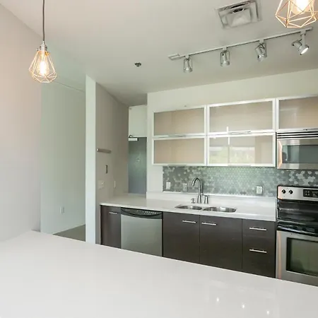 Unfurnished Amazing Layout W Balcony & Storage 30 Day Minimum Holiday home