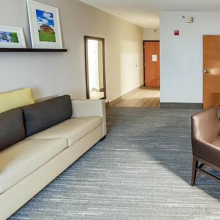 Hotel Country & By Radisson Airport Tn