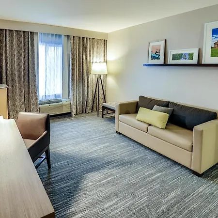 Hotel Country & By Radisson Airport Tn