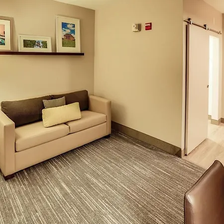 Hotel Country & By Radisson Airport Tn