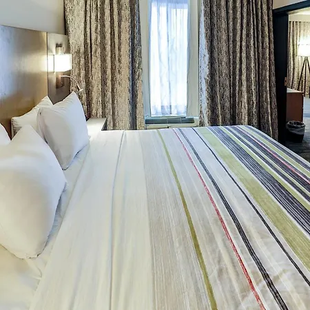 Hotel Country & By Radisson Airport Tn 4*