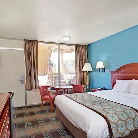 Hotel Super 8 By Wyndham Downtown 2*