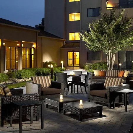 Courtyard By Marriott Airport