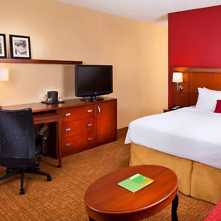 Courtyard By Marriott Airport Hotel