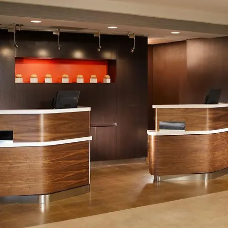 Hotel Courtyard By Marriott Airport