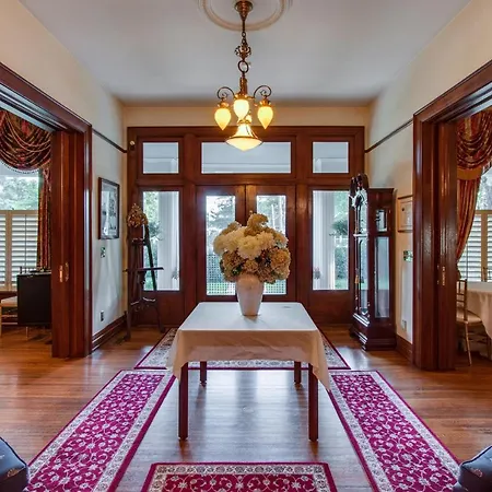 The Timothy Demonbreun House Bed & Breakfast *