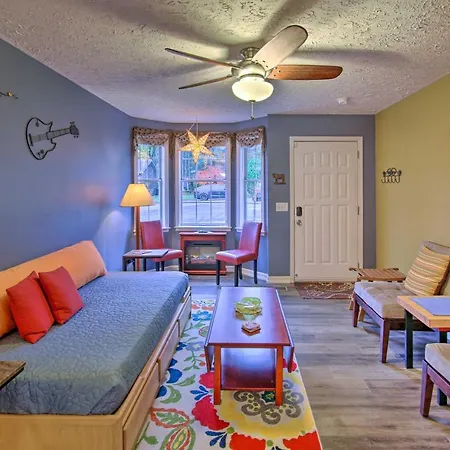 Holiday home Lively East Pad: Walk To Bars & Eateries *