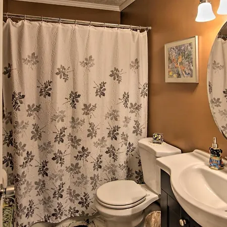Lively East Pad: Walk To Bars & Eateries *