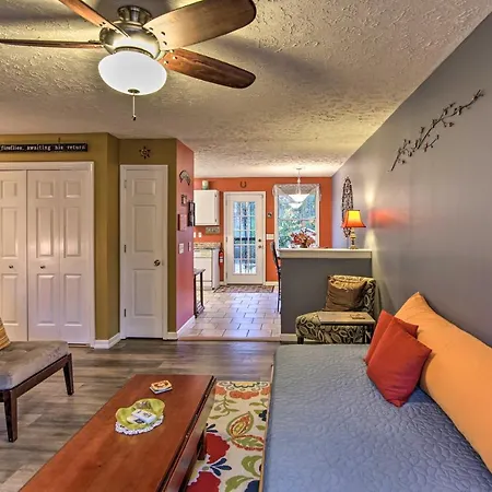 Holiday home Lively East Pad: Walk To Bars & Eateries *