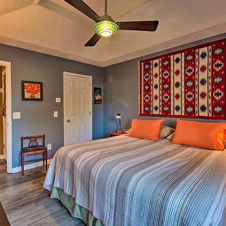 Holiday home Lively East Pad: Walk To Bars & Eateries *