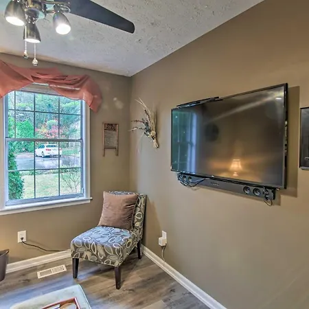 Lively East Pad: Walk To Bars & Eateries Holiday home