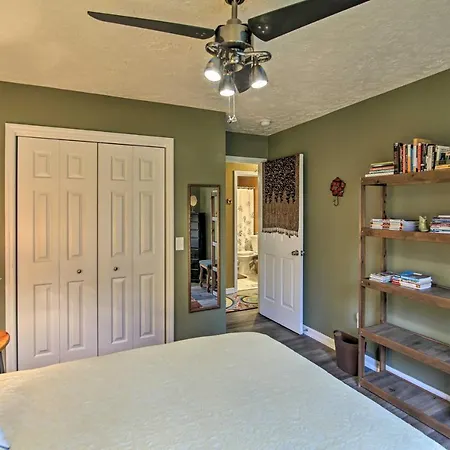 Holiday home Lively East Pad: Walk To Bars & Eateries *