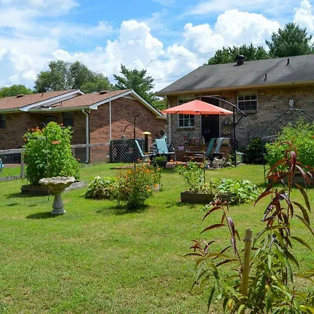 Holiday home Lively East Pad: Walk To Bars & Eateries *