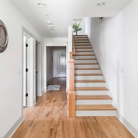 Brand New Luxury Near Downtown Holiday home *