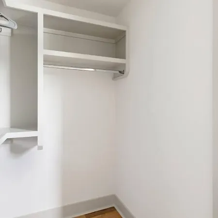 Brand New Luxury Near Downtown Holiday home