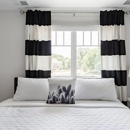 Holiday home Brand New Luxury Near Downtown