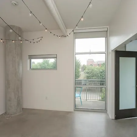 Unfurnished Amazing Layout W Balcony & Storage 30 Day Minimum Holiday home Nashville