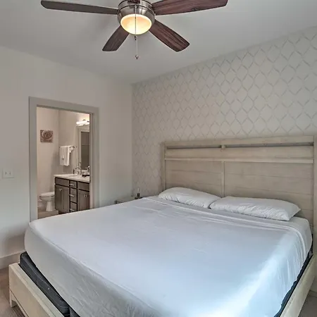 Modern Condo: 7 Mi To Downtown!