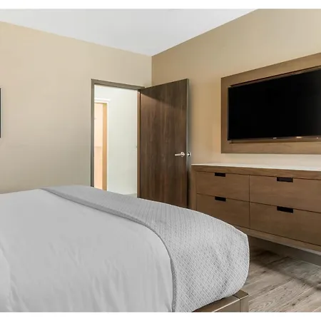 Cambria Airport 5*