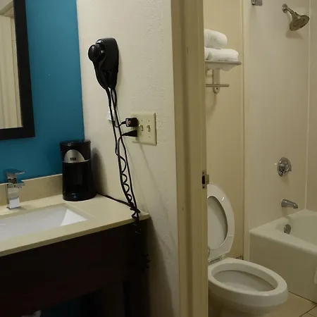 Hotel Baymont By Wyndham Airport 2*