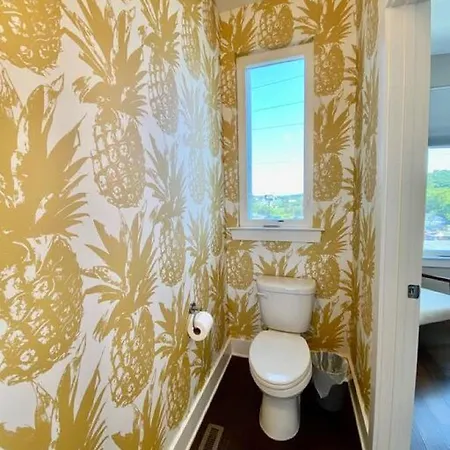 Big New And Modern With Skyline View Mural And Ping Pong Holiday home *