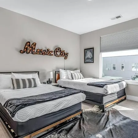 Holiday home Big New And Modern With Skyline View Mural And Ping Pong Nashville