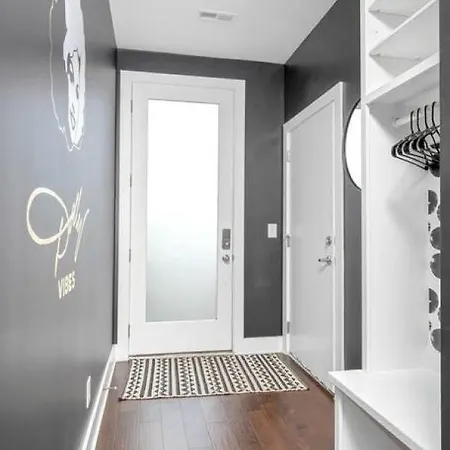 Holiday home Big New And Modern With Skyline View Mural And Ping Pong Nashville