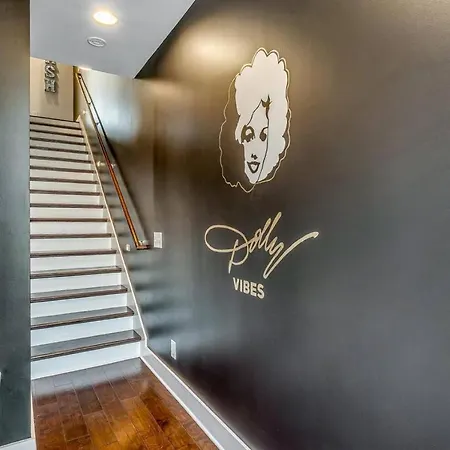 Big New And Modern With Skyline View Mural And Ping Pong Holiday home