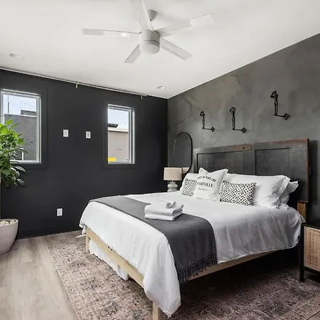 Vibrant Designer House With Roof Deck & Garage Near Dt Nashville