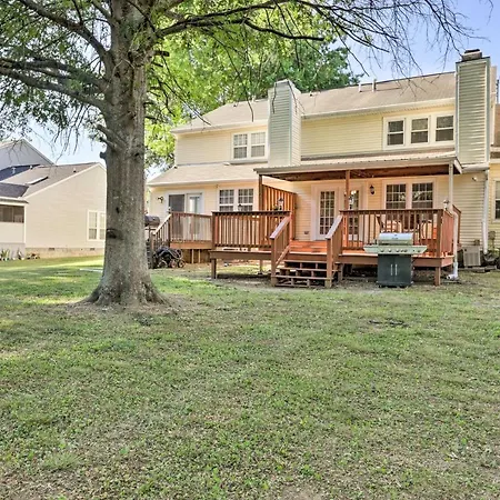 Modern Townhome: Large Yard & Deck!
