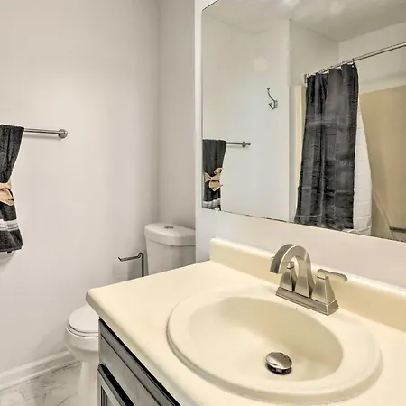 Modern Townhome: Large Yard & Deck! Holiday home Nashville