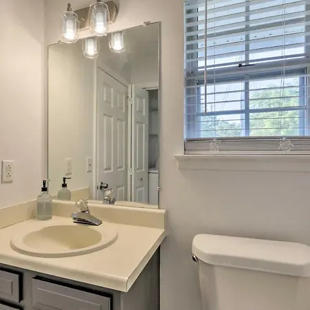 Modern Townhome: Large Yard & Deck! *