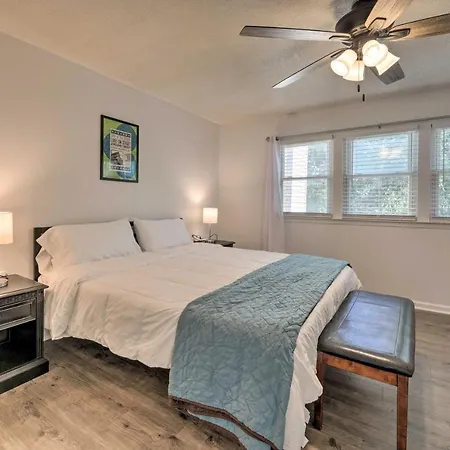 Modern Townhome: Large Yard & Deck!