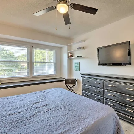 Modern Townhome: Large Yard & Deck! Holiday home *