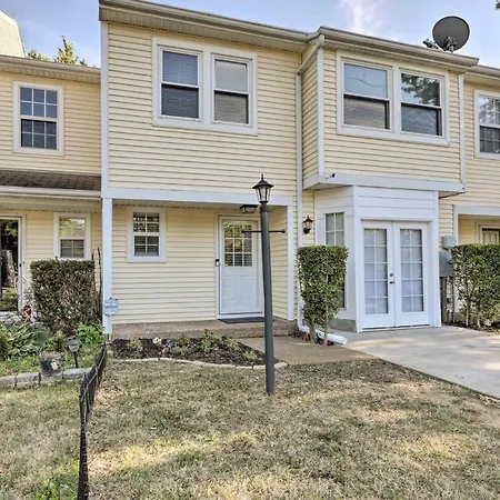 Modern Townhome: Large Yard & Deck! * Nashville