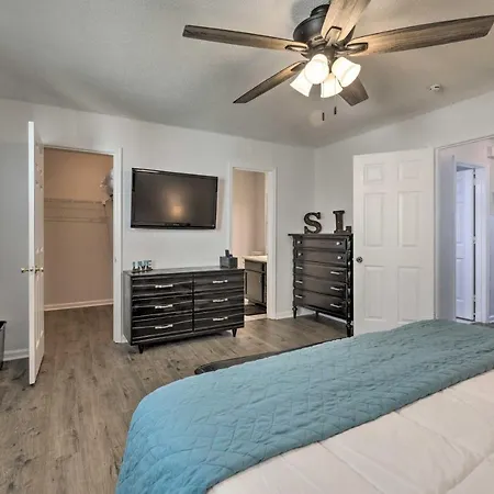 Holiday home Modern Townhome: Large Yard & Deck!