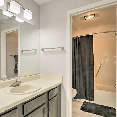 Modern Townhome: Large Yard & Deck! Holiday home Nashville
