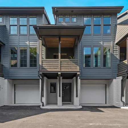 3 Bedroom Townhome In The Heart Of Nashville! Holiday home