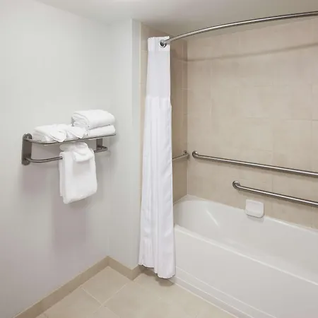 Hotel Hilton Garden Vanderbilt 3*