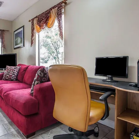 Rodeway Airport Hotel