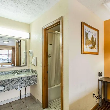 Econo North 3*